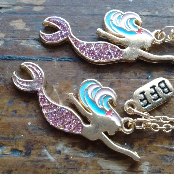 pair of BFF mermaid necklaces - Picture 7 of 8